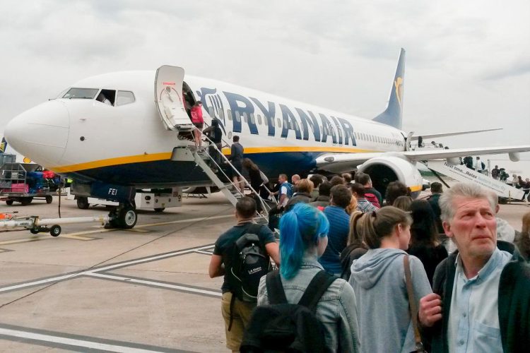 Ryanair endurece regras da bagagem de cabine: CEO desafia passageiros a “voarem noutras companhias”