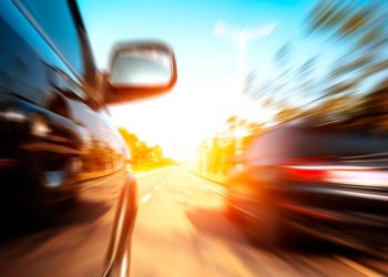 A 120 km/h e ainda me querem ultrapassar — tenho mesmo de sair da faixa da esquerda?