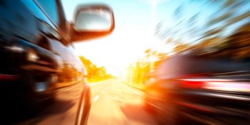 A 120 km/h e ainda me querem ultrapassar — tenho mesmo de sair da faixa da esquerda?