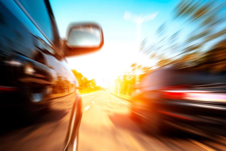 A 120 km/h e ainda me querem ultrapassar — tenho mesmo de sair da faixa da esquerda?