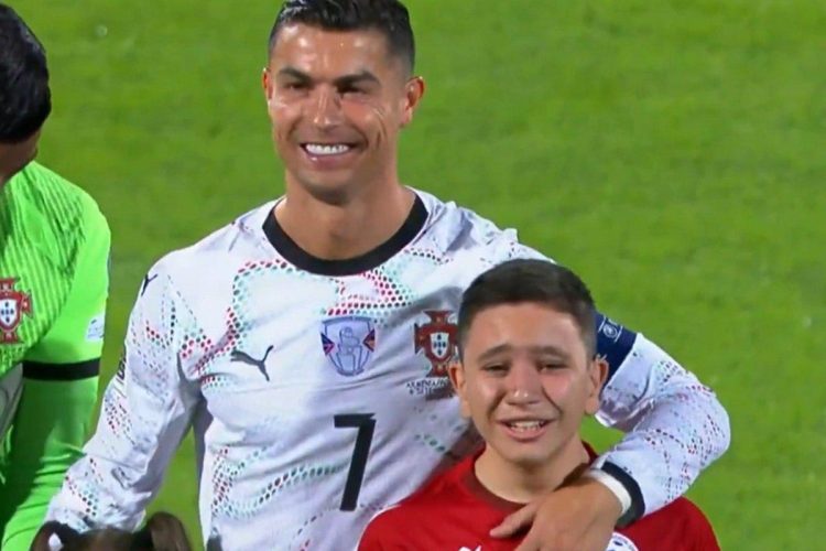 Gesto de Cristiano Ronaldo com criança comoveu milhões (com vídeo) Gesto de Cristiano Ronaldo com criança comoveu milhões