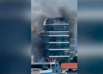 Portugueses retidos em hotel incendiado no Nepal descrevem fuga dramática