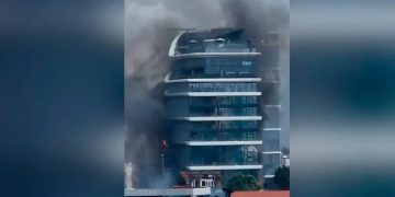 Portugueses retidos em hotel incendiado no Nepal descrevem fuga dramática