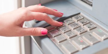 Limite diário no multibanco: porque é que os bancos não deixam levantar todo o dinheiro de uma só vez?