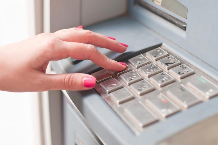 Limite diário no multibanco: porque é que os bancos não deixam levantar todo o dinheiro de uma só vez?