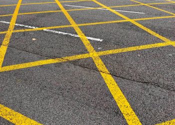 Até 300€ de multa em cruzamentos com caixa amarela: como prevenir