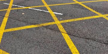 Até 300€ de multa em cruzamentos com caixa amarela: como prevenir