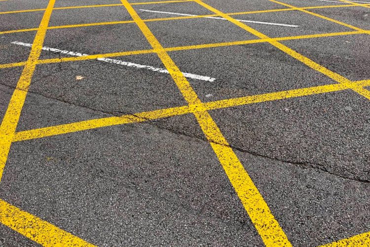 Até 300€ de multa em cruzamentos com caixa amarela: como prevenir