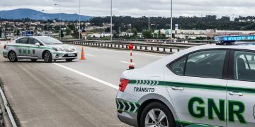 O “selo do carro” vai mudar em 2026 e deixar de ser pago no mês da matrícula