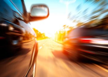 Ultrapassar pela direita em Portugal: o que diz o Código da Estrada e quais as coimas aplicáveis