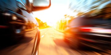 Ultrapassar pela direita em Portugal: o que diz o Código da Estrada e quais as coimas aplicáveis