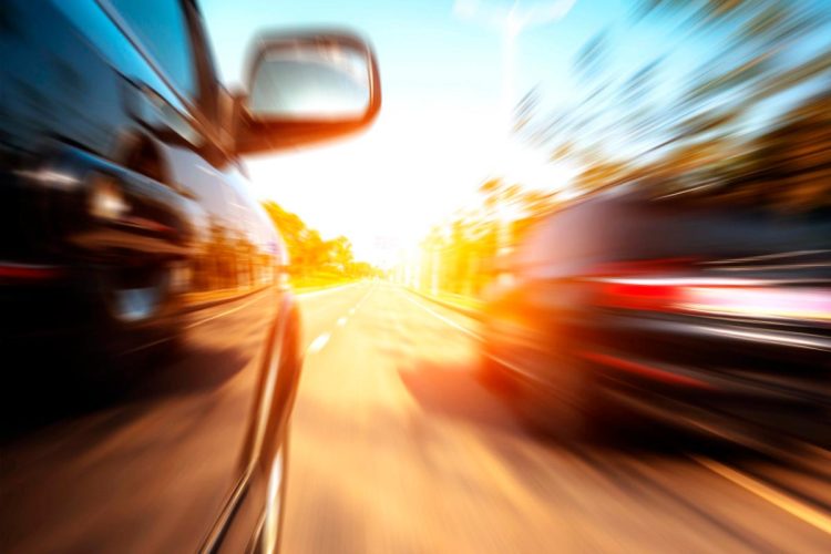 Ultrapassar pela direita em Portugal: o que diz o Código da Estrada e quais as coimas aplicáveis