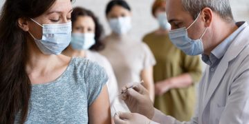 Vacinação sazonal 2025/2026: quem tem direito à vacina gratuita contra a gripe e a covid-19