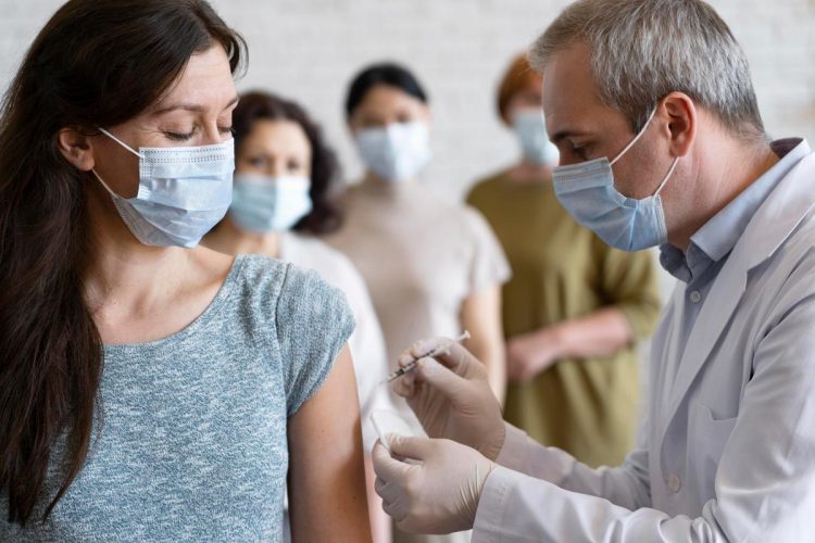 Vacinação sazonal 2025/2026: quem tem direito à vacina gratuita contra a gripe e a covid-19 Vacinação sazonal 2025/2026: quem tem direito à vacina gratuita contra a gripe e a covid-19