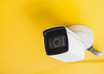 Videovigilância em condomínios: segurança ou invasão de privacidade? Saiba o que diz a lei