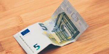 Moedas de 2€ e 5€ emitidas pelo Banco de Portugal: saiba se substituem notas e como confirmar a autenticidade