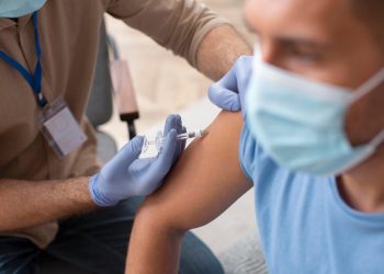 Saiba quem recebe vacinas grátis para covid-19 e gripe este ano