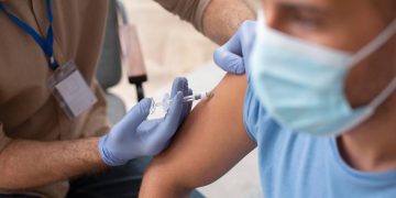 Saiba quem recebe vacinas grátis para covid-19 e gripe este ano