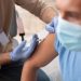 Saiba quem recebe vacinas grátis para covid-19 e gripe este ano Saiba quem recebe vacinas grátis para covid-19 e gripe este ano