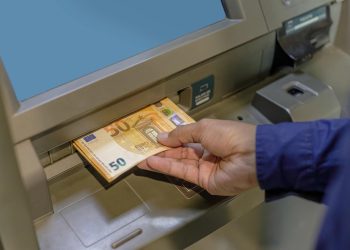 O que fazer se o multibanco lhe der dinheiro a mais: riscos, passos e consequências