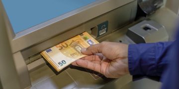 O que fazer se o multibanco lhe der dinheiro a mais: riscos, passos e consequências