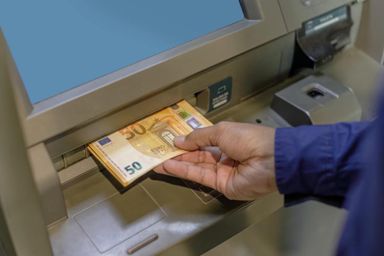 O que fazer se o multibanco lhe der dinheiro a mais: riscos, passos e consequências
