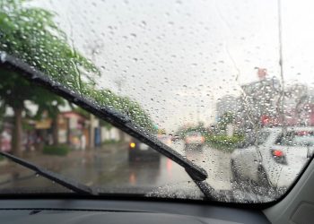 A chegada da chuva depois do verão: riscos escondidos e cuidados para conduzir em segurança
