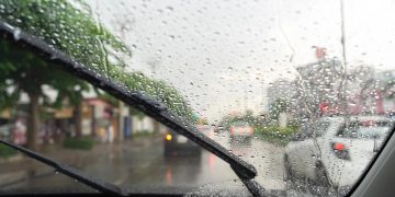 A chegada da chuva depois do verão: riscos escondidos e cuidados para conduzir em segurança