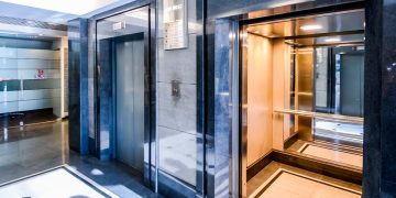 Porque é que os elevadores têm espelhos? A resposta vai surpreender