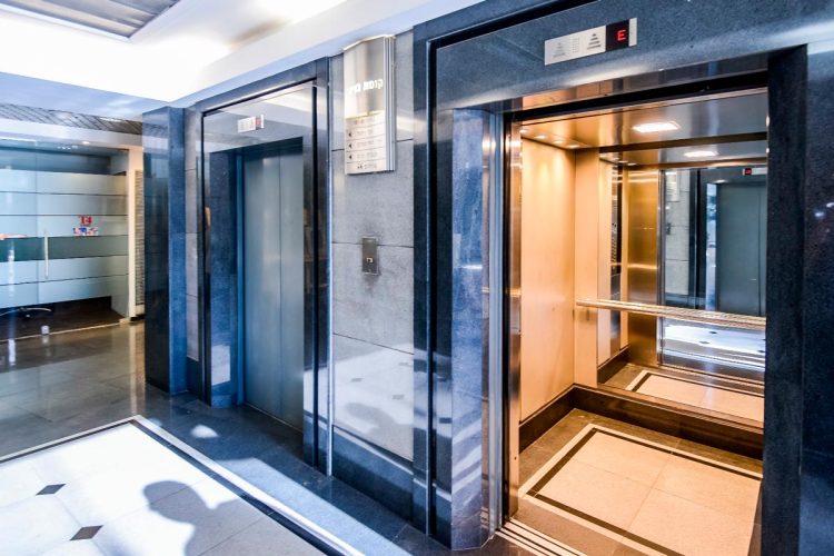 Porque é que os elevadores têm espelhos? A resposta vai surpreender