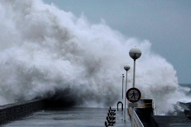 Tempestade Gabrielle ameaça Portugal continental: IPMA emite aviso laranja para cinco distritos