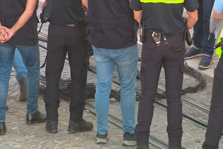 O cabo do Elevador da Glória terá rebentado no início da descida