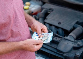 O "selo do carro" vai mudar em 2026: saiba como pagar o IUC por débito direto