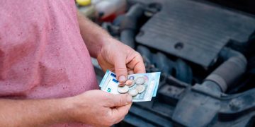 O "selo do carro" vai mudar em 2026: saiba como pagar o IUC por débito direto