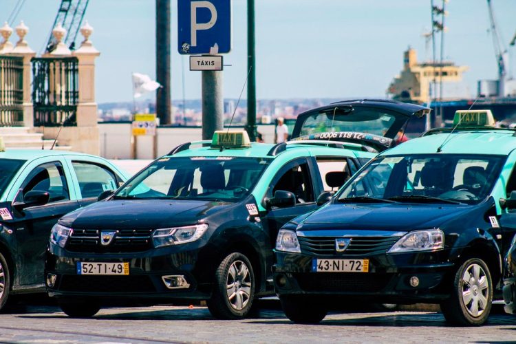 Falsos taxistas no aeroporto de Lisboa: a burla que já enganou milhares de passageiros