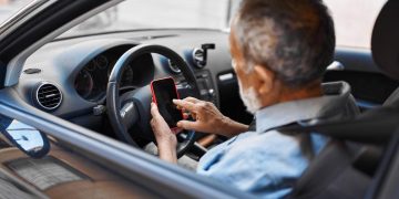 O que acontece se for apanhado a mexer no telemóvel no semáforo?