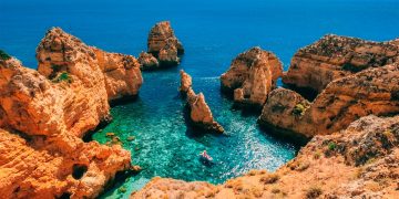 “Fui enganada”: a vista para o mar que acabou em estaleiro no Algarve