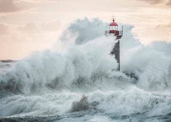 Portugal em alerta: tempestade poderosa traz ventos de 90 km/h, chuva torrencial e ondas gigantes