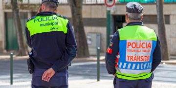 Todos os dias mais de 80 condutores são multados a usar o telemóvel ao volante