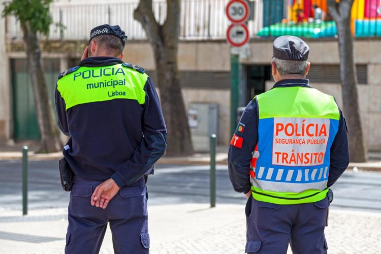 Todos os dias mais de 80 condutores são multados a usar o telemóvel ao volante