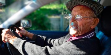 O documento obrigatório para renovar a carta de condução em determinada idade