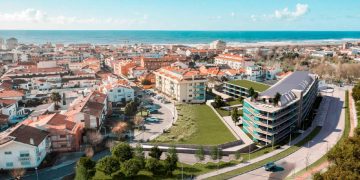 Esqueça Porto e Lisboa: a cidade costeira portuguesa que encanta os espanhóis no outono