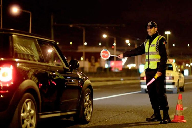 Quase ninguém o leva no carro, mas as autoridades podem exigi-lo numa fiscalização Quase ninguém o leva no carro, mas as autoridades podem exigi-lo numa fiscalização