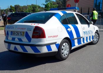 A multa que apanha milhares de condutores em Portugal: gesto no semáforo pode custar-lhe 250€