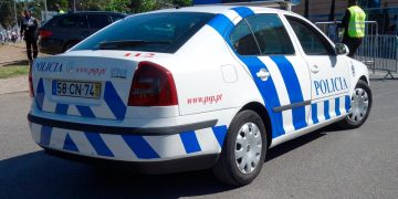 A multa que apanha milhares de condutores em Portugal: gesto no semáforo pode custar-lhe 250€