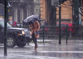 Céu escuro, chuva intensa e vento forte sobre o litoral norte de Portugal na aproximação de uma tempestade atlântica.