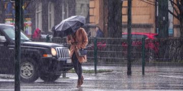 Céu escuro, chuva intensa e vento forte sobre o litoral norte de Portugal na aproximação de uma tempestade atlântica.