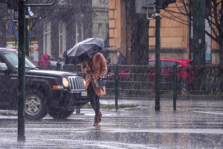Chuva forte e vento intenso regressam a Portugal: saiba quando chega a tempestade e que regiões serão mais afetadas Céu escuro, chuva intensa e vento forte sobre o litoral norte de Portugal na aproximação de uma tempestade atlântica.