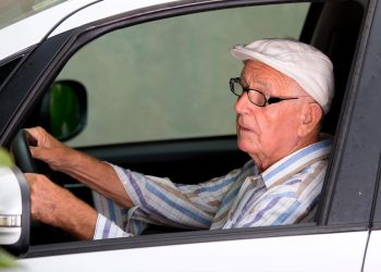 Condutor sénior ao volante, com atenção redobrada, ilustrando as regras de idade para condução em Portugal