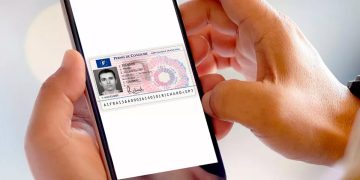 Conduzir aos 17 e carta digital no telemóvel: as novas regras europeias que vão mudar a carta de condução em Portugal